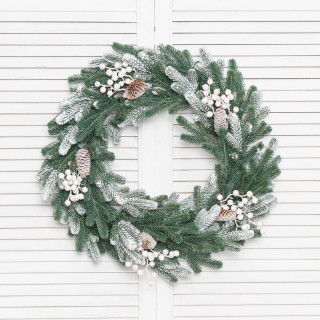 Хвойный венок Амелия заснеженный с декором 60 см., арт. 52074