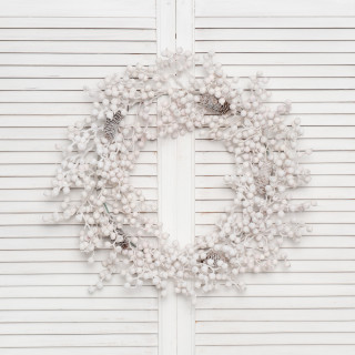 Хвойный венок Адель заснеженный с декором 60 см., арт. 52079