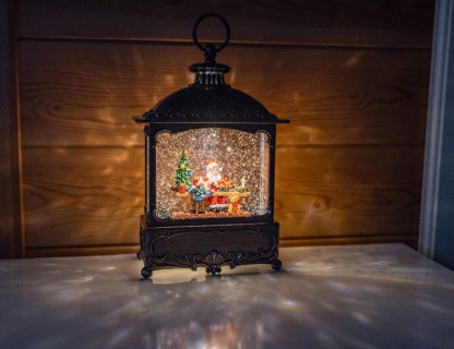 Светодиодный снежный фонарь Мастерская Санты 30 см, пластик, тёплая белая LED подсветка, арт. PT-22385